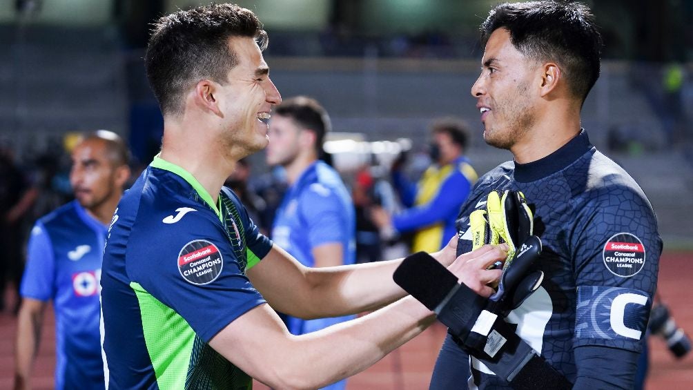 Talavera y Jurado durante el juego entre Pumas y Cruz Azul