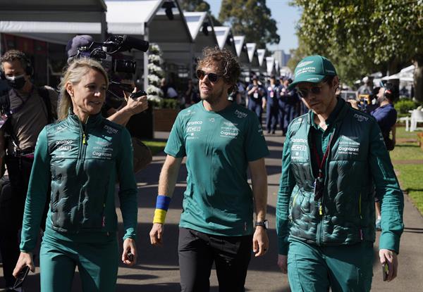 Sebastian Vettel con su equipo en Australia 