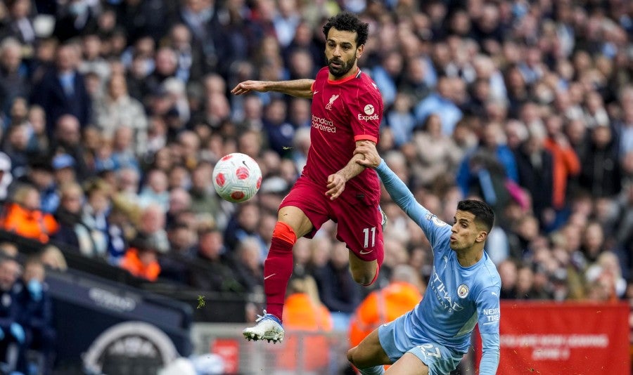 Mohamed Salah disputa el balón con Joao Cancelo