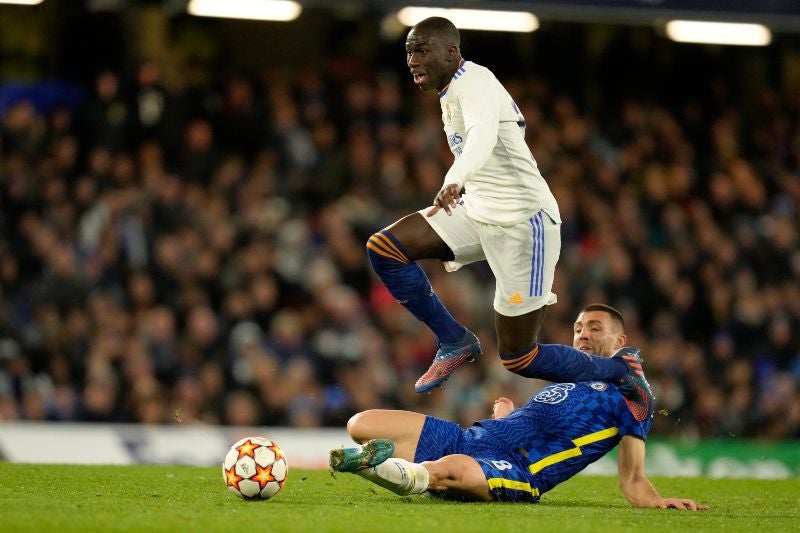 Ferland Mendy en acción ante el Chelsea