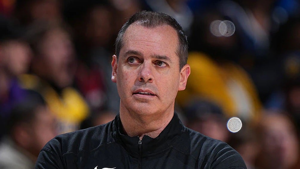 Frank Vogel dirigiendo a Los Ángeles Lakers en partido de la NBA