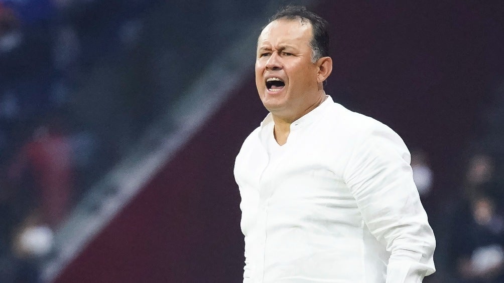 Juan Reynoso dirigiendo a Cruz Azul durante partido de la Liga MX