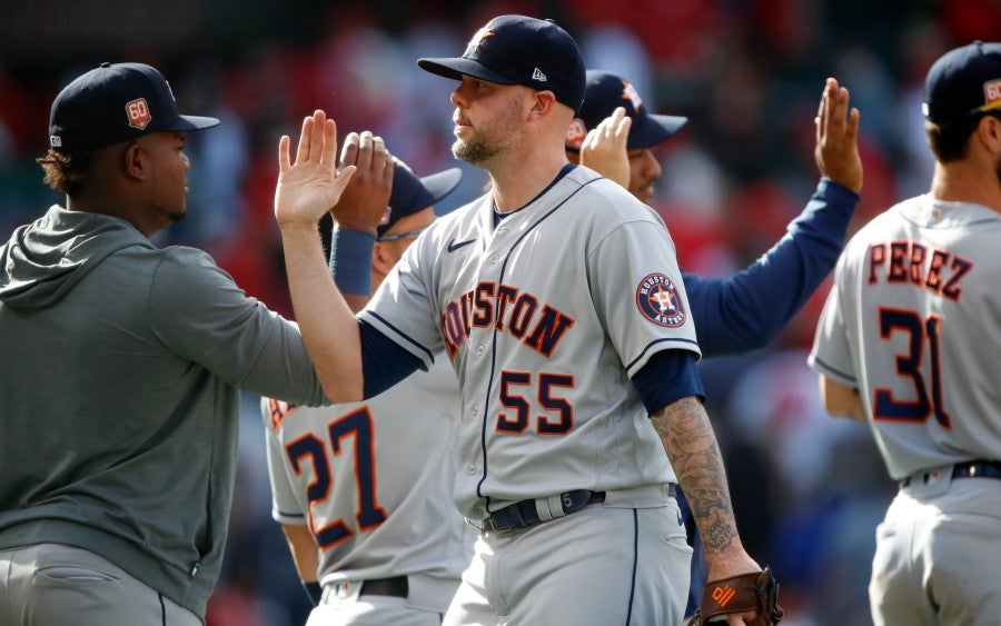 Jugadores de los Astros celebran victoria sobre Angels