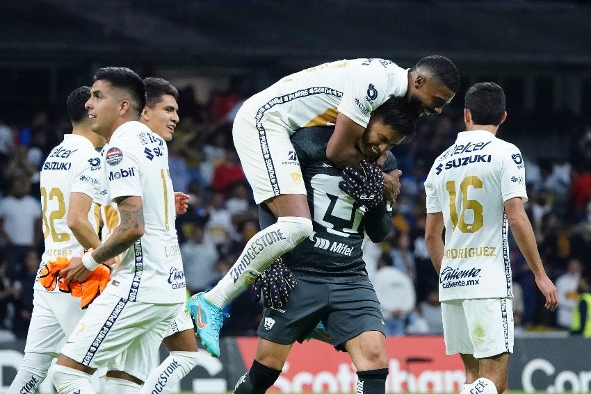 Talavera festejando el triunfo de Pumas