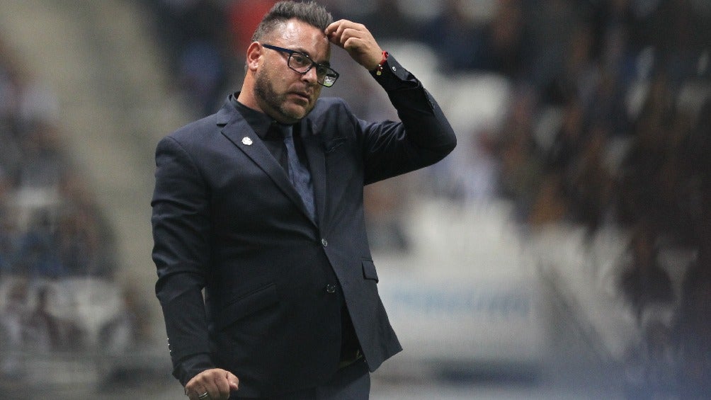 Antonio Mohamed dirigiendo a los Rayados de Monterrey en Liga MX