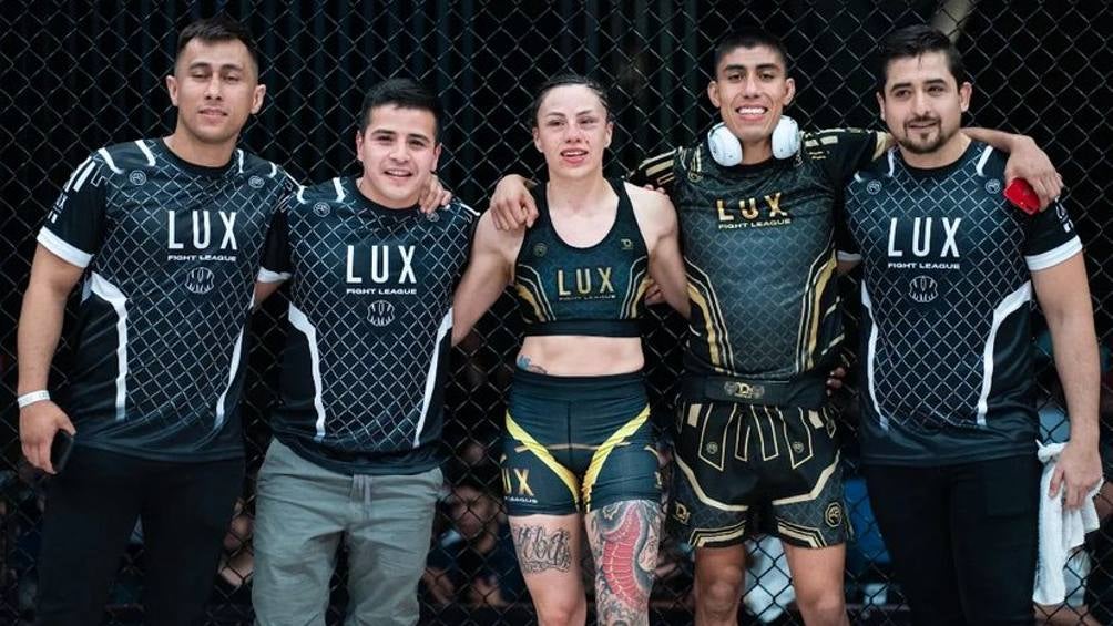 Victoria Alba festejando con su equipo la victoria tras pelea de la UFC