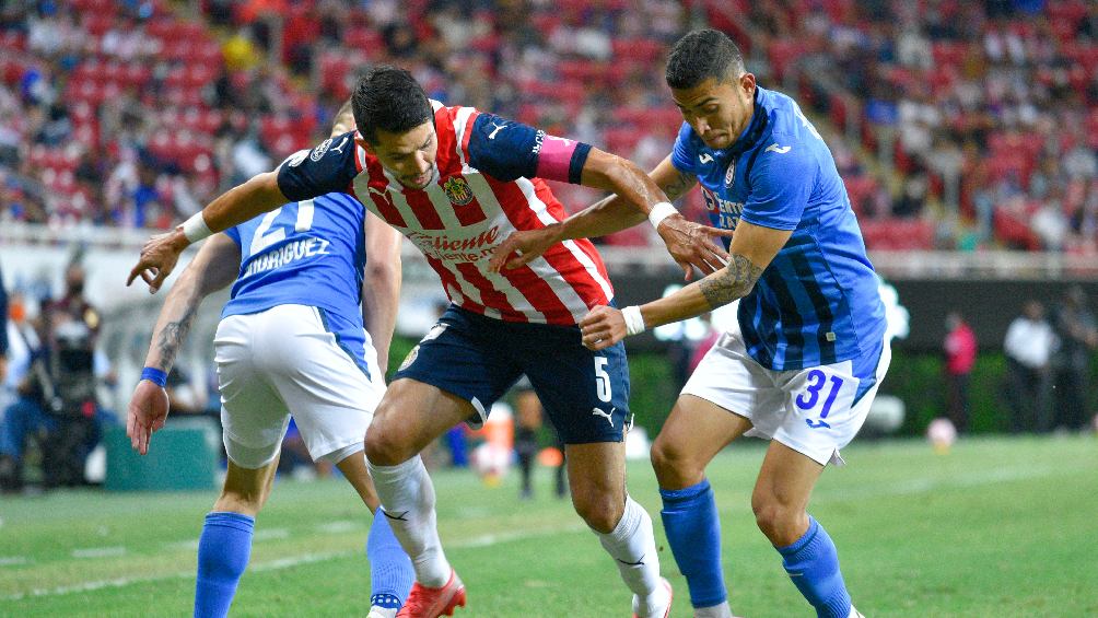 Cruz Azul jugando partido de Liga MX ante Chivas en el Apertura 2021
