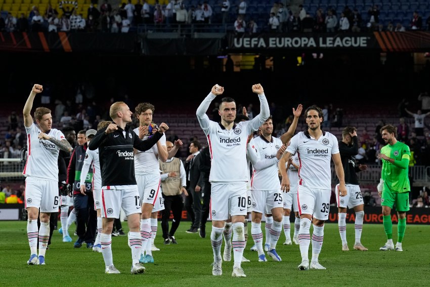 Jugadores del Frankfurt festejando el triunfo sobre el Barcelona