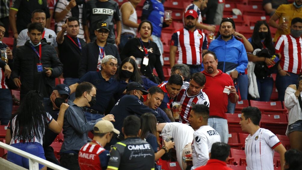 Aficionados implicados en conato de bronca durante partido de Chivas