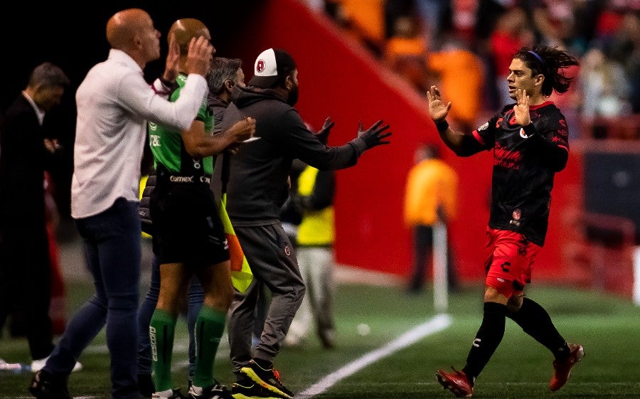 Joaquín Montecinos celebra gol