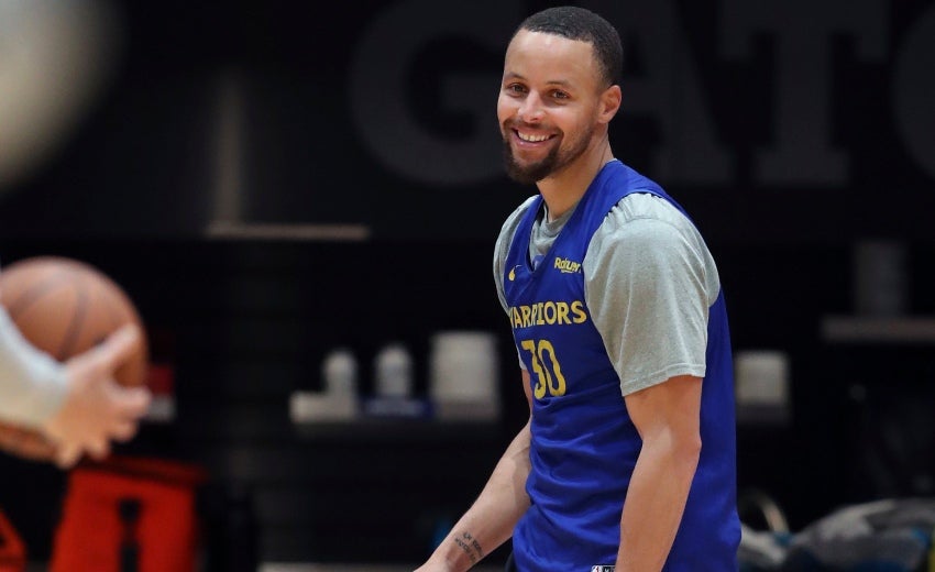 Stephen Curry en un entrenamiento de los Warriors