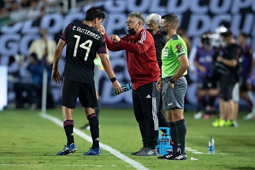 Erick Gutiérrez recibiendo instrucciones de Martino