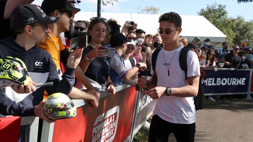 Pato O'Ward firma autógrafos 