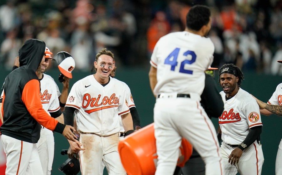 Jugadores de Orioles celebran victoria ante Yankees