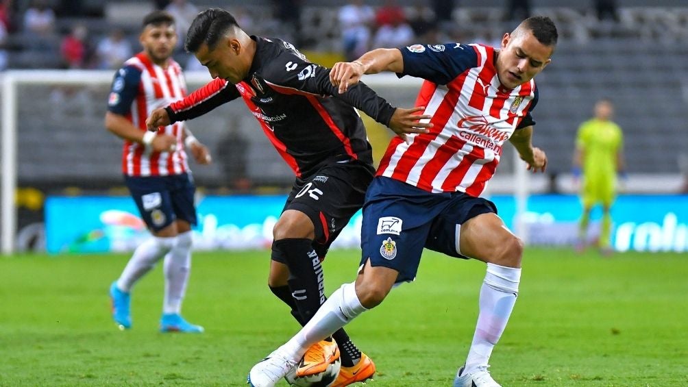 Sergio Flores en un partido con Chivas