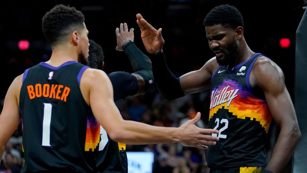 Booker y Ayton fueron importantes en el triunfo