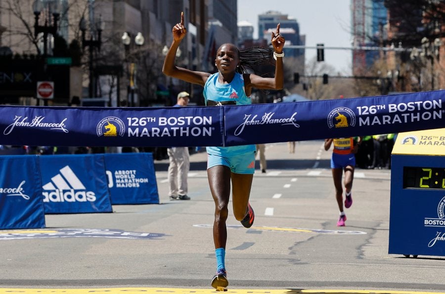 Peres Jepchirchir ganó en la rama femenil