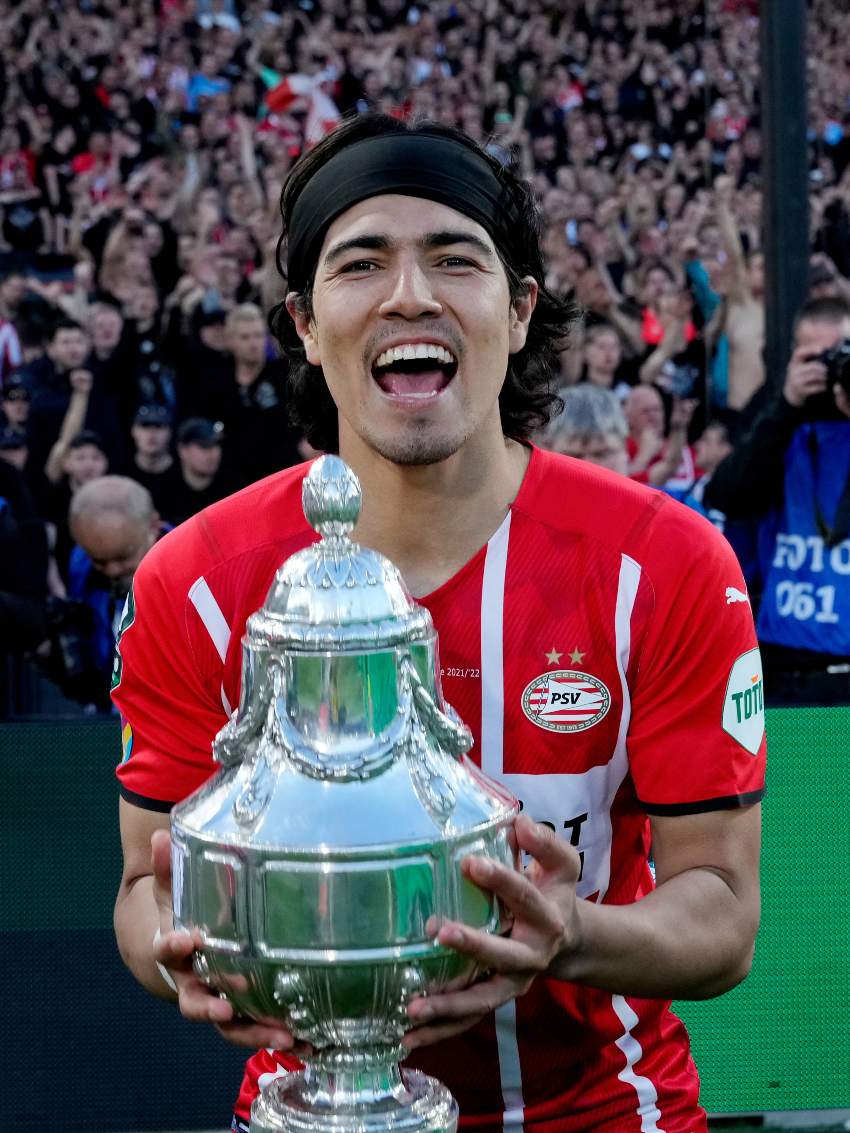Erick Gutiérrez festejando el título de Copa con el PSV