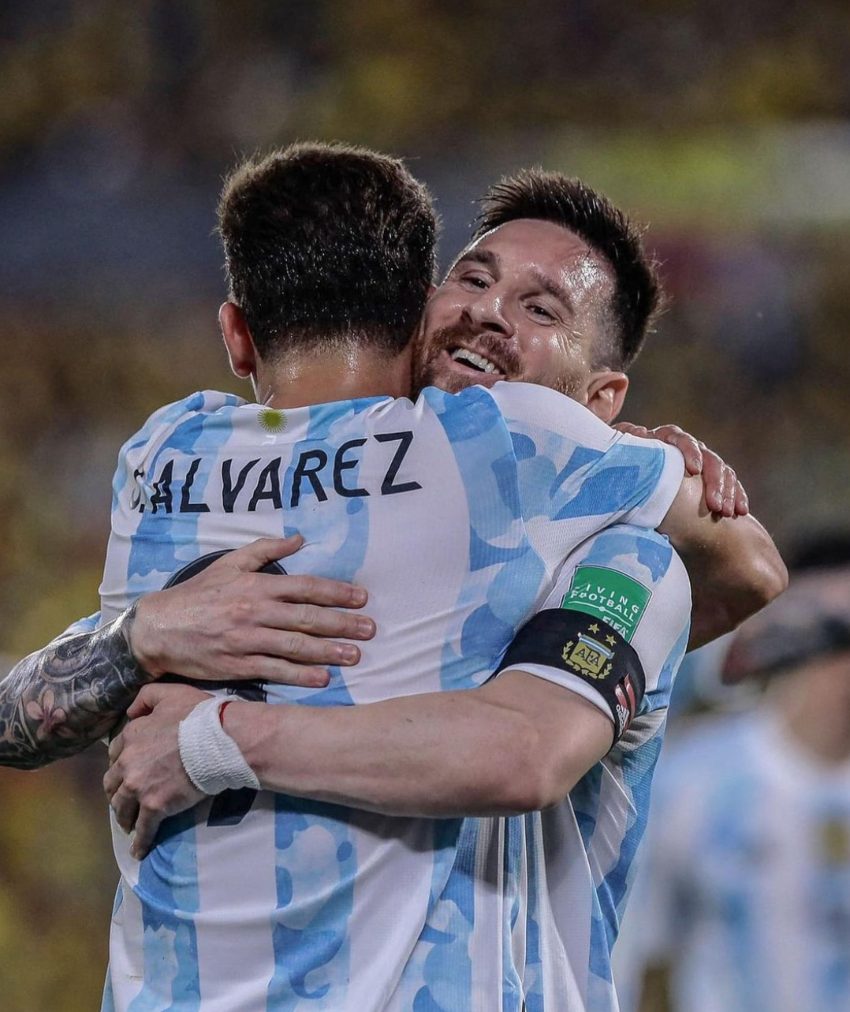 Álvarez y Messi en un partido de la Selección de Argentina 