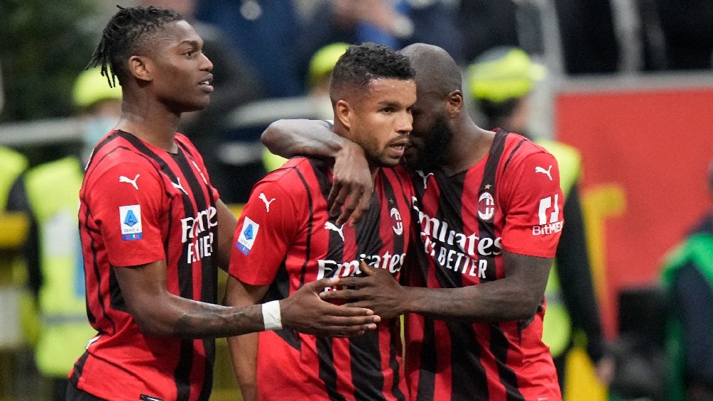 Jugadores del Milan festejando triunfo tras partido de la Serie A