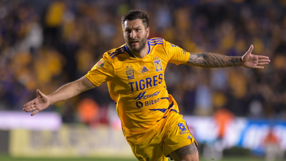 André-Pierre Gignac festejando gol con Tigres en partido de Liga MX