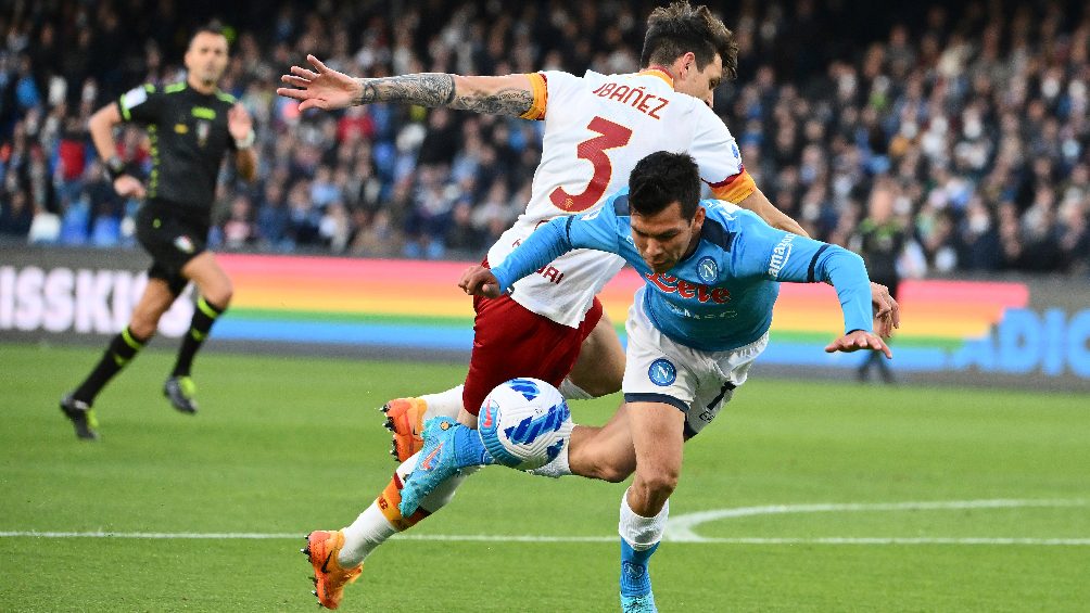 Hirving Lozano provocando penalti a favor del Napoli ante La Roma
