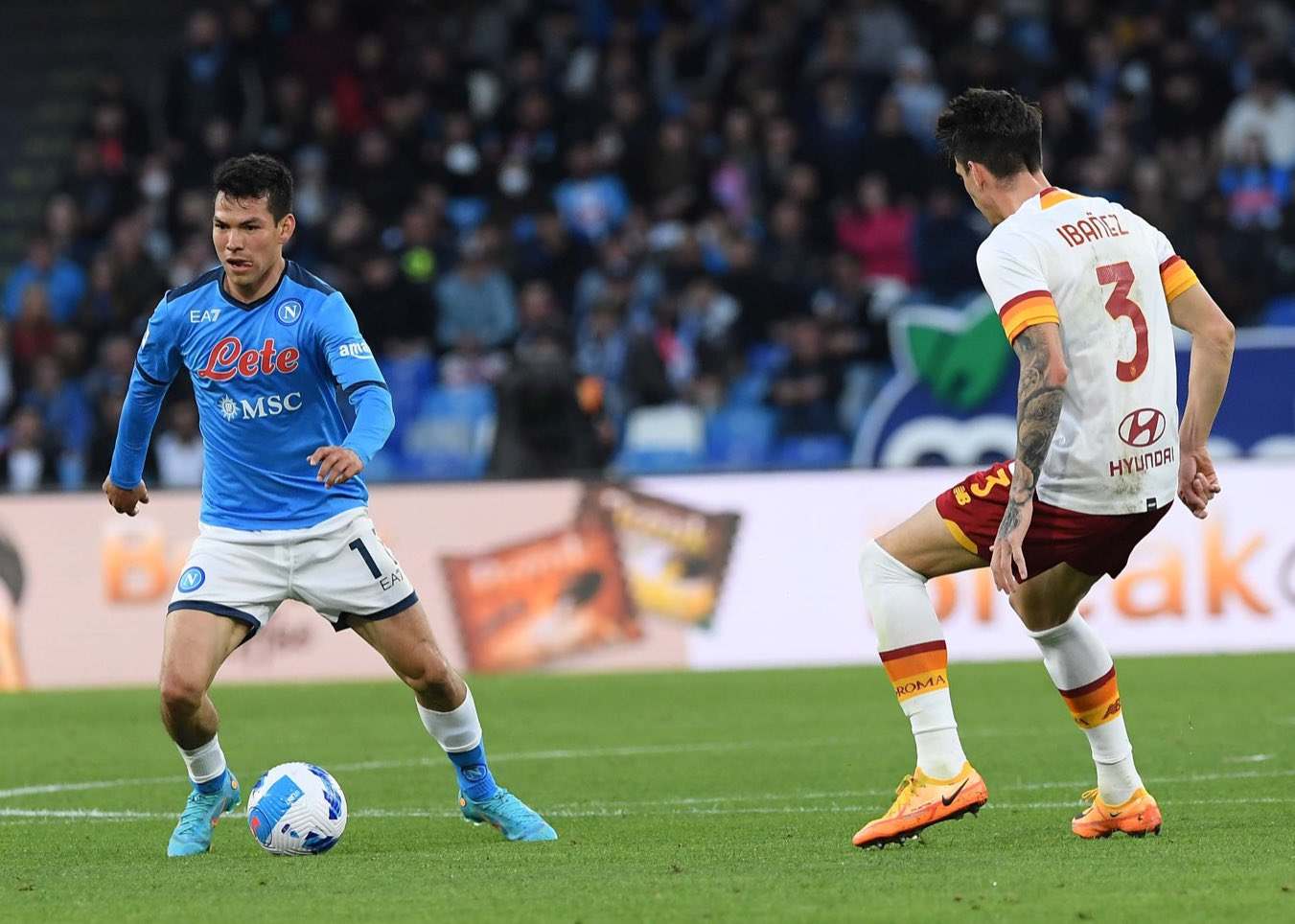 Hirving Lozano jugando partido de la Serie A entre Napoli y La Roma