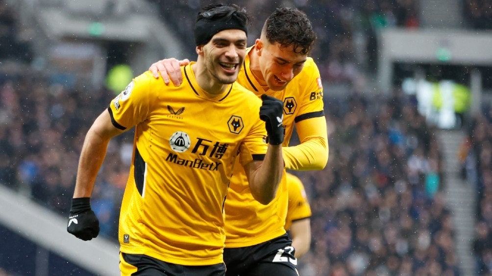 Raúl Jiménez festejando gol con los Wolves en la Premier League