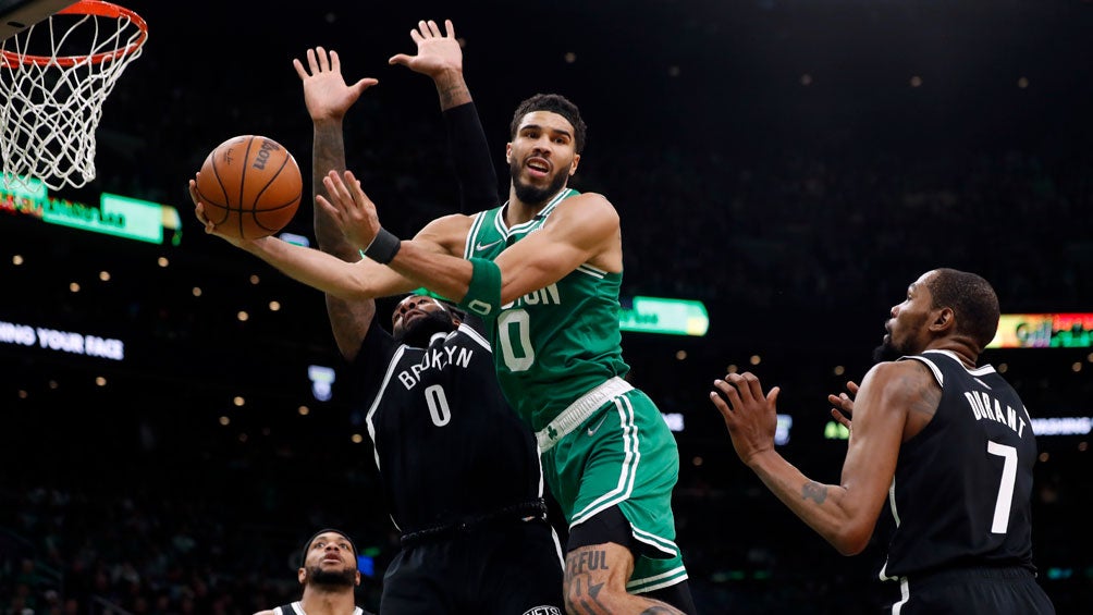 Jayson Tatum enfrenta a la defensiva de los Nets