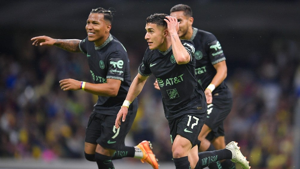 Jugadores del América festejando gol de Alejandro Zendejas ante León