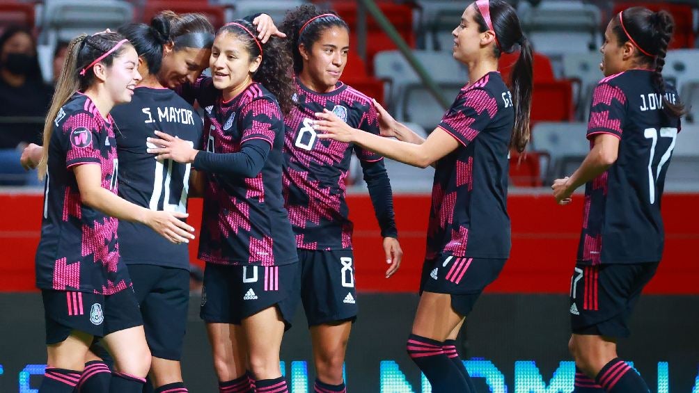 Selección Mexicana Femenil festejando anotación ante Puerto Rico