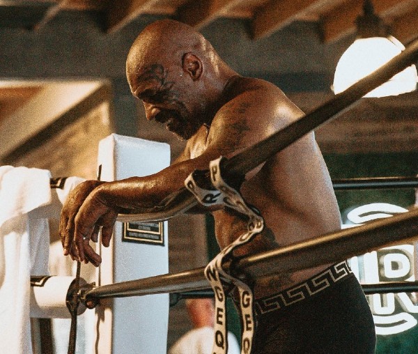 Mike Tyson sobre el ring
