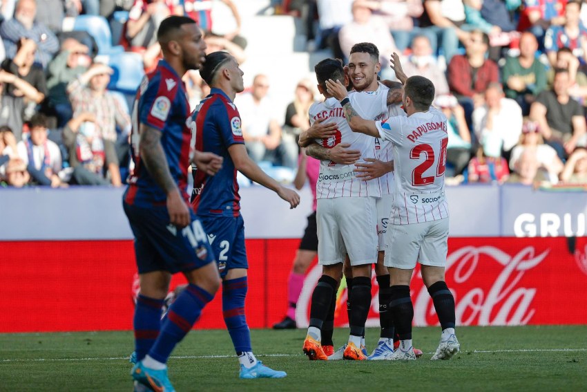 Jugadores del Sevilla celebrando el gol de Tecatito Corona
