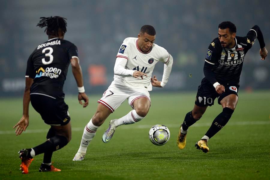 Kylian Mbappé durante un partido con el PSG