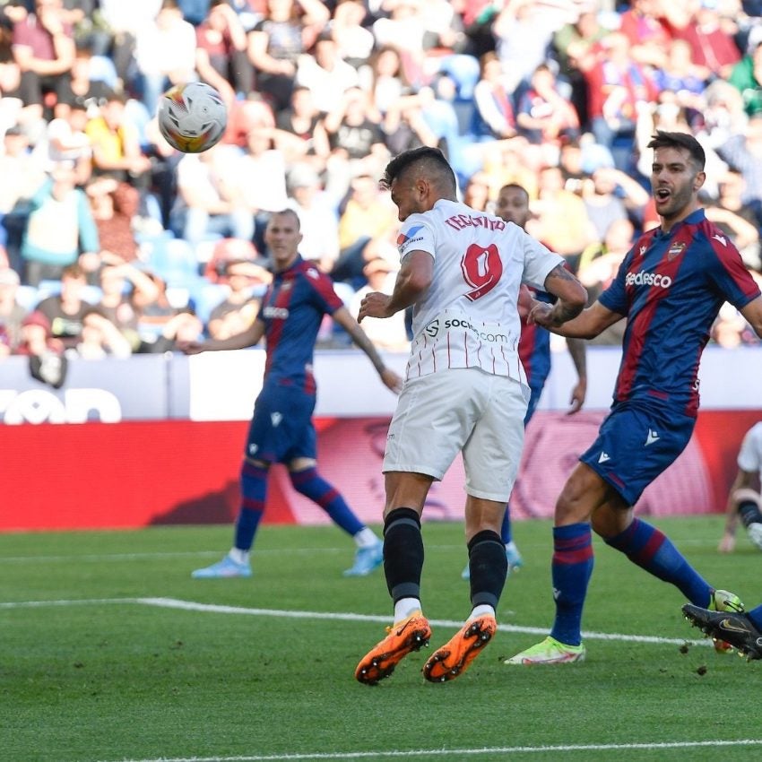 Tecatito Corona anotando su primer gol con el Sevilla