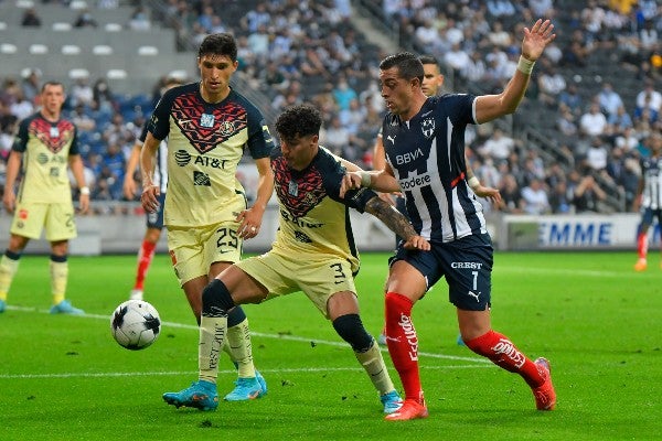 Rogelio Funes Mori en acción con Rayados vs América