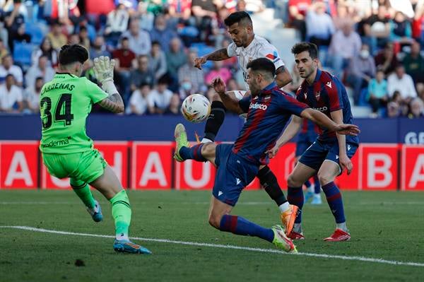 Jesús 'Tecatito' Corona durante partido