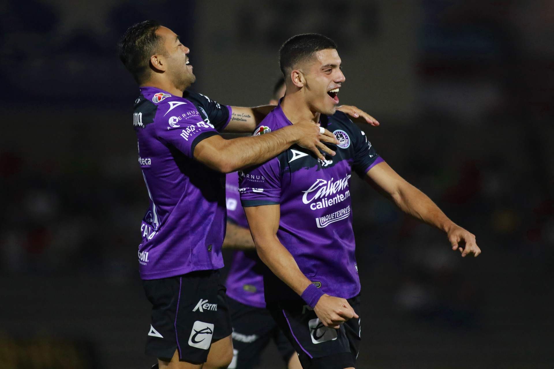 Brian Rubio festejando gol ante FC Juárez en partido de Liga MX