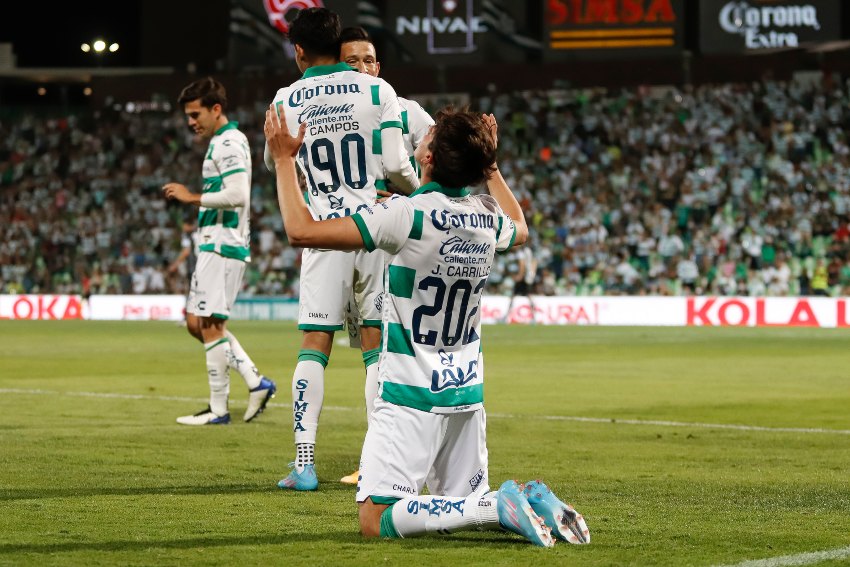 Jordan Carrillo tras anotar un gol a favor de Santos