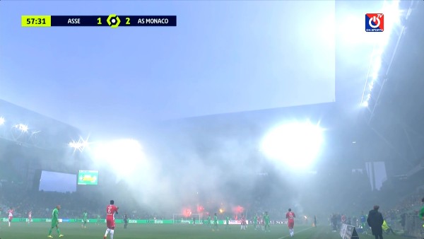 Saint-Étienne vs Mónaco invadido por bengalas