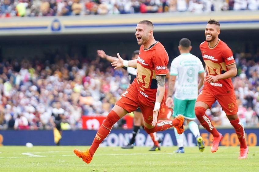 Arturo Ortiz festejando un gol con Pumas