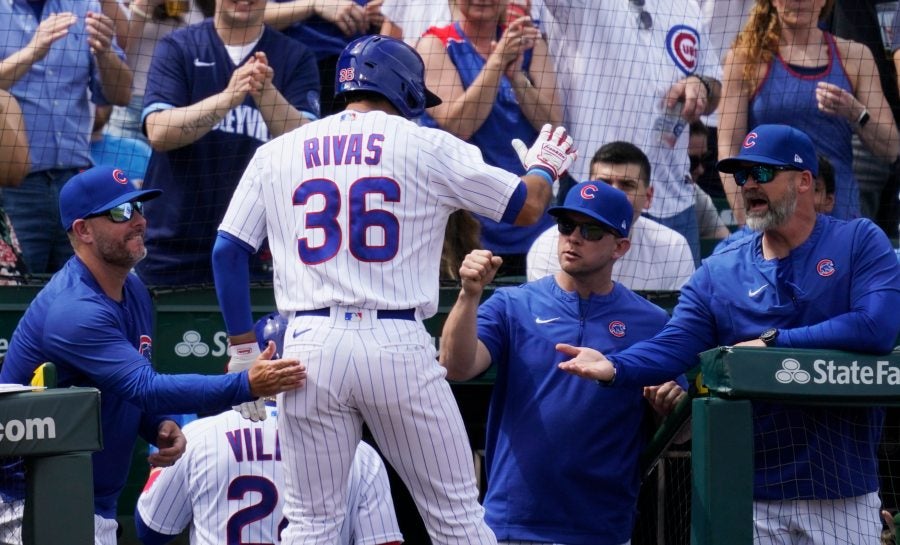 Rivas es felicitado por el dogout de Cachorros