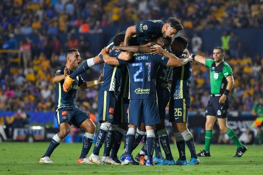 Jugadores del América festejando un gol