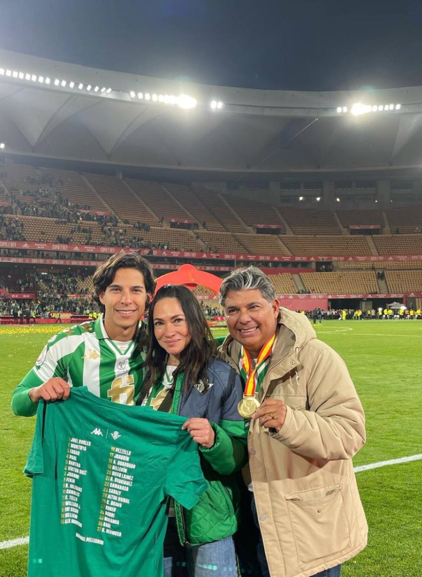 Lainez y su familia tras victoria de la Copa del Rey 