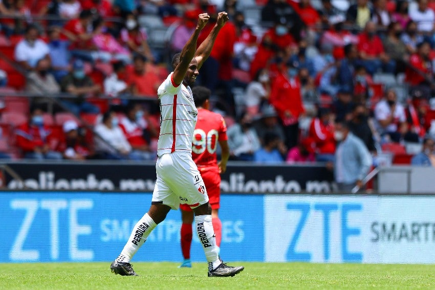 Quiñones celebrando su doblete vs Toluca 