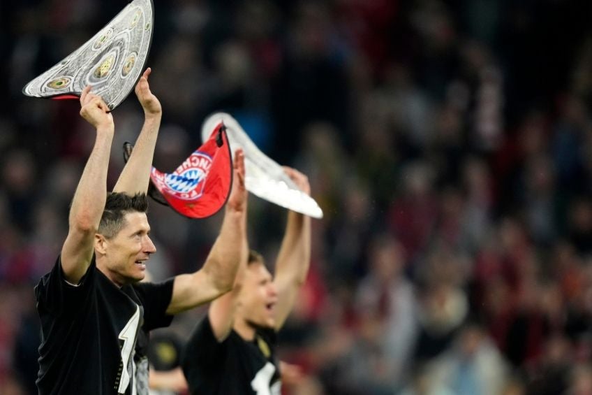 Robert Lewandowski festejando el título de la Bundesliga