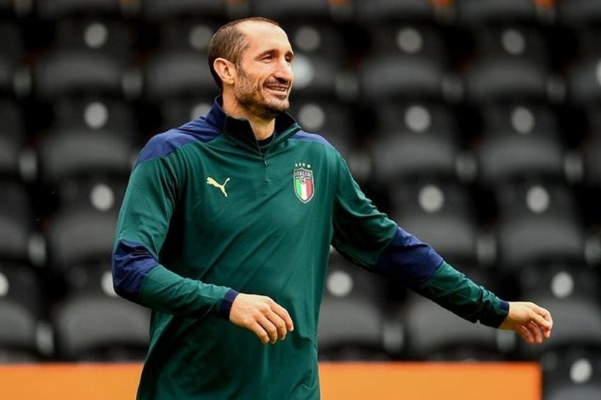 Giorgio Chiellini entrenando con Italia