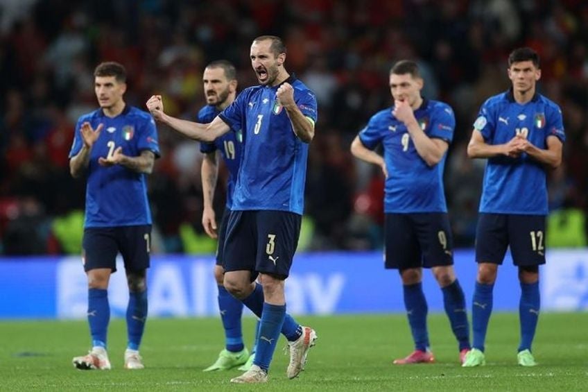 Giorgio Chiellini festejando un penal anotado