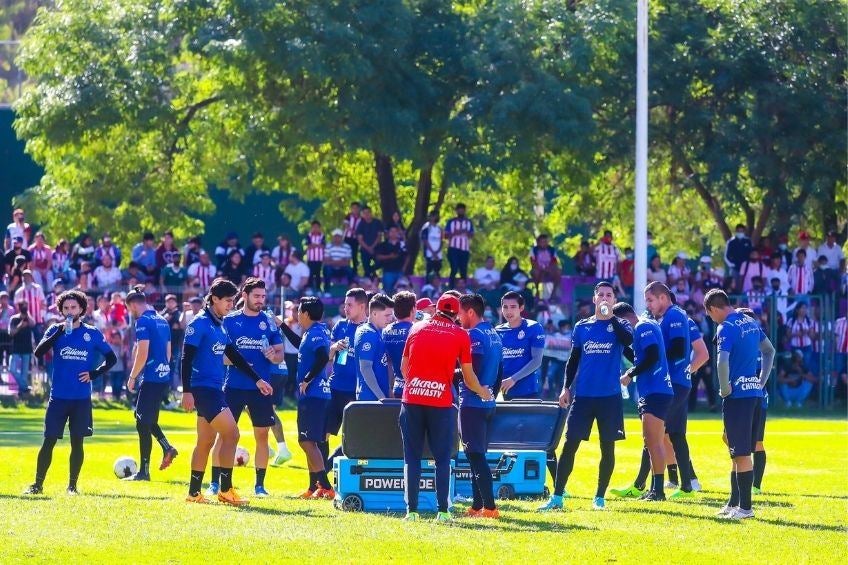 Jugadores de Chivas durante el entrenamiento