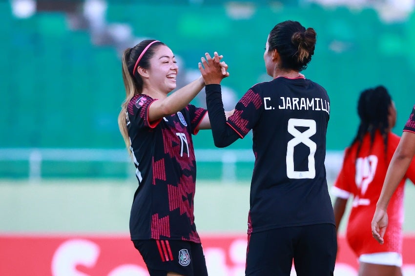 Katty Martínez y Jaramillo celebrando un gol con México